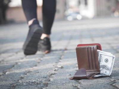 Qué significa encontrar una billetera en la calle según el Feng Shui: señal de abundancia o advertencia