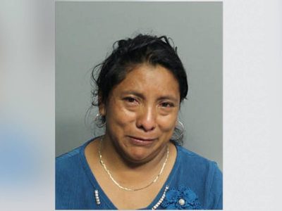 Dan 25 años de cárcel a una mujer por olvidar dentro de un auto a una niña, quien murió de calor