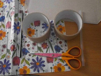 Si tenés tubos de cintas vacíos, no los tires: creá una delicada caja para ordenar todo el escritorio