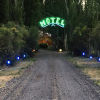 Investigación policial sobre un confuso hecho en un motel de Centenario: herida de bala y contradicciones