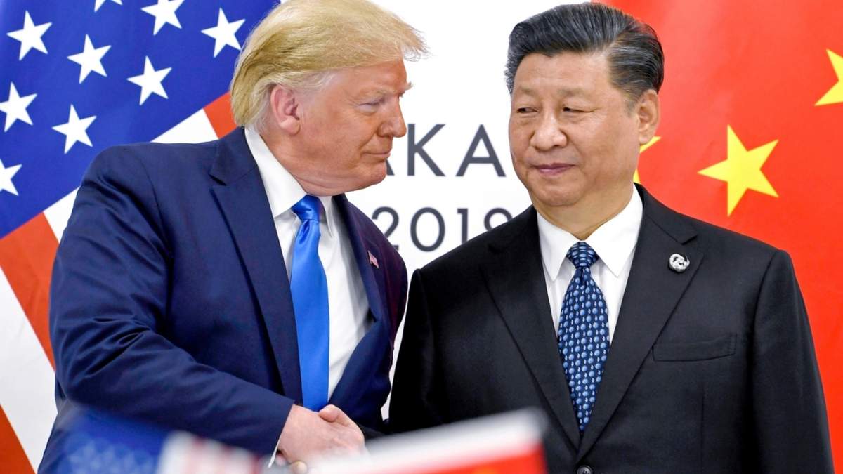 El presidente de Estados Unidos, Donald Trump, a la izquierda, estrecha la mano del presidente de China, Xi Jinping