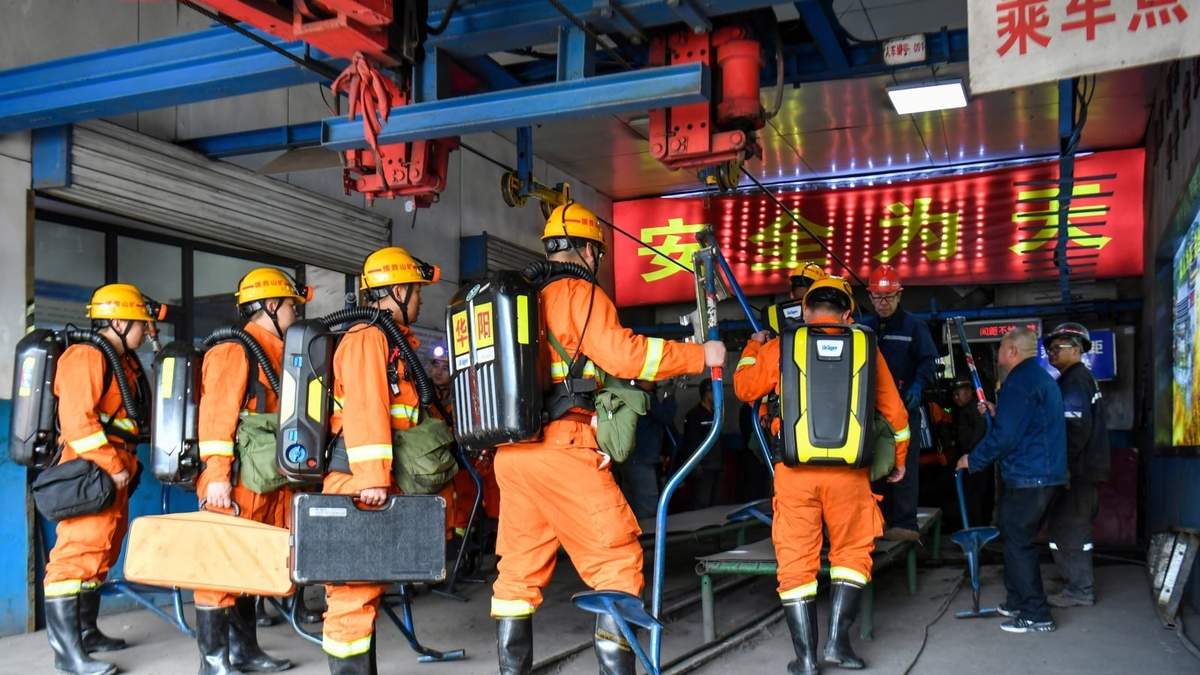 Equipos de rescate se preparan para bajar a la mina de carbón de Liushenyu, en la localidad de Changzhi, en el condado de Qinyuan