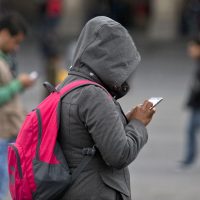Más de 60% de los mexicanos accede a internet por el celular: IFT
