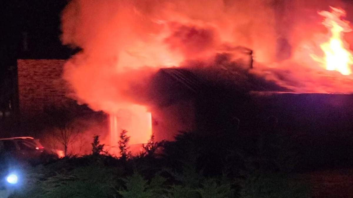 Las llamas redujeron a cenizas la vivienda del barrio Noregon de San Martín de los Andes. Fuente (Bomberos Voluntarios SMAndes)