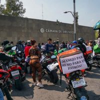 “No te metas con mis ganancias”: repartidores de comida por aplicación protestan frente a la Cámara