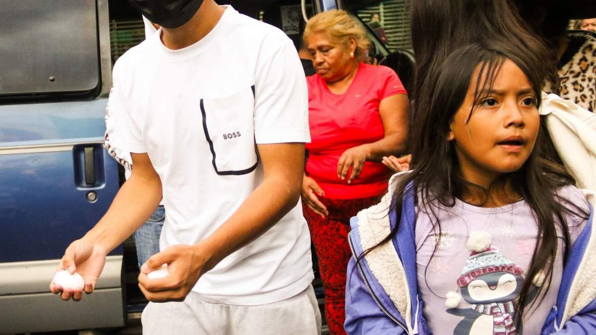 Personas buscaban arrojar huevos a la acusada