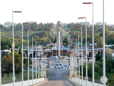Bordet quiere habilitar la frontera de Entre Ríos con Uruguay para el turismo