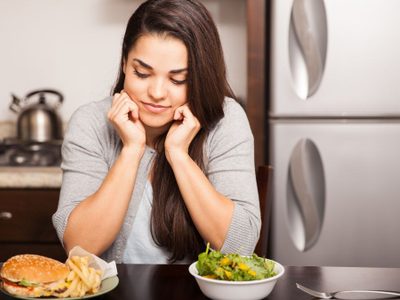 Noches de antojos: tres hábitos que los expertos aseguran que deberías evitar