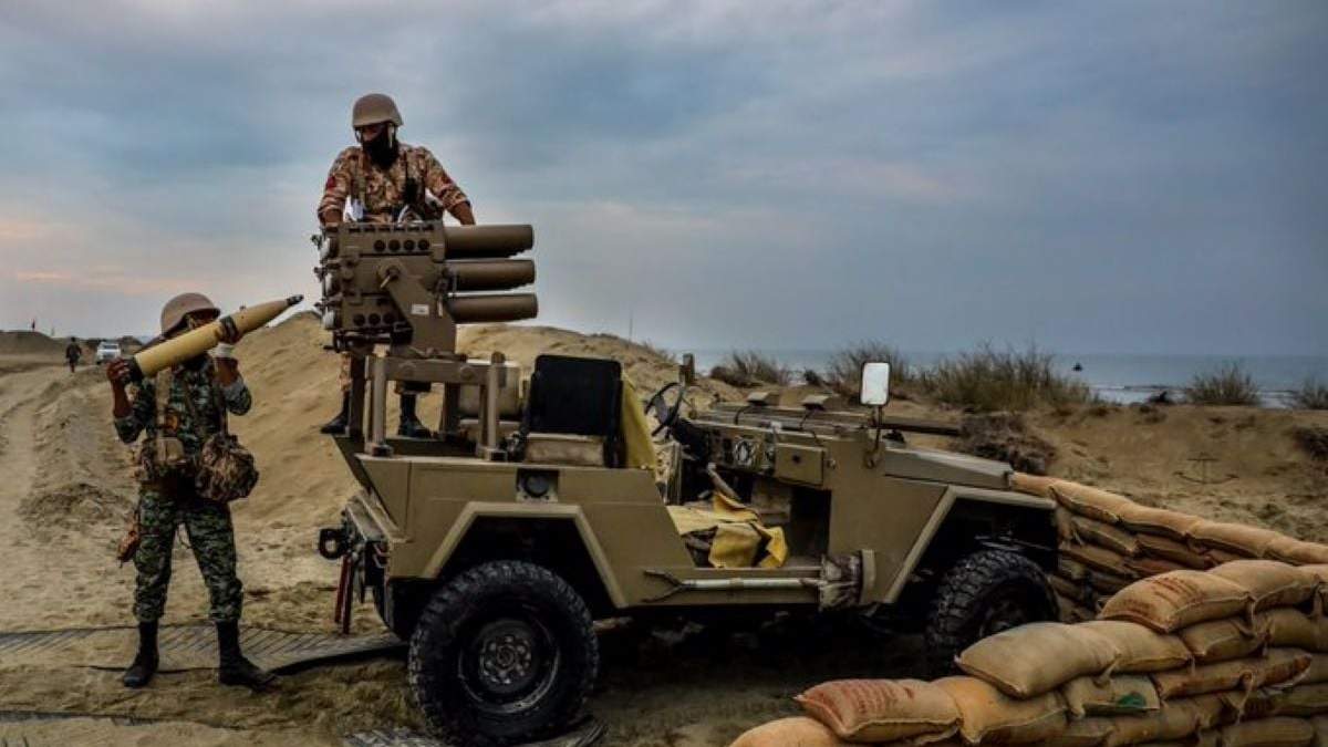Miembros de la Armada de Irán participan en unas maniobras militares cerca de la costa del golfo de Omán y el estrecho de Ormuz