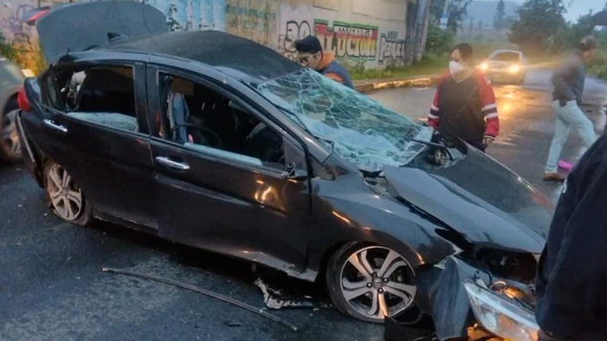 Vehículo que cayó de un puente en la México-Cuautla