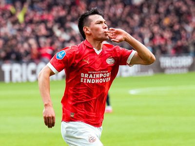 Chucky Lozano anota tres goles en la victoria 5-2 del PSV sobre el Ajax (videos)
