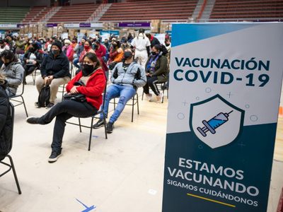 Como en Europa, buscan premiar con una bebida alcohólica a quienes se vacunen contra el coronavirus