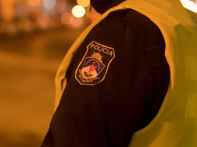Accidente en Neuquén Capital: volvían de una fiesta y chocaron contra una camioneta estacionada