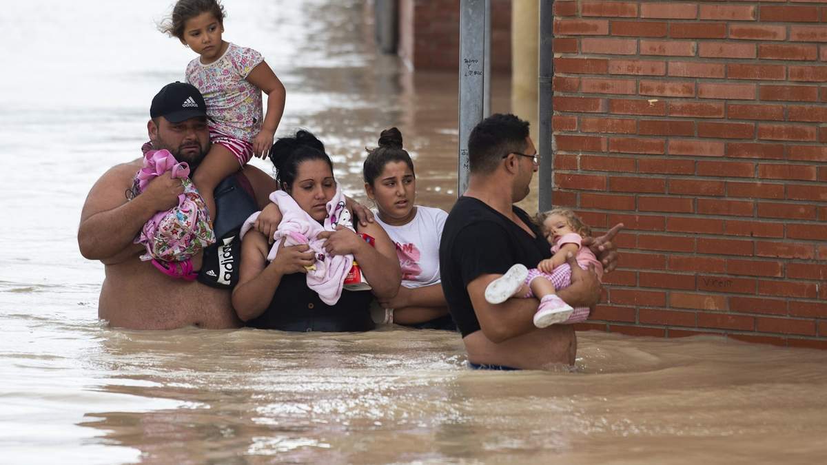 Residentes de Murcia escapan de las inundaciones. Fuente: (Twitter)