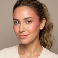Blush draping: la técnica de maquillaje que levanta el rostro sin cirugía y es furor en 2026