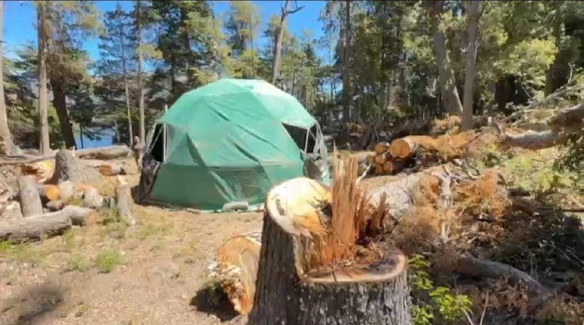 La instalación del domo la realizaron antiguos pobladores de Villa Traful, pero de la zona donde está el bosque sumergido. Fuente: (La Angostura Digital)