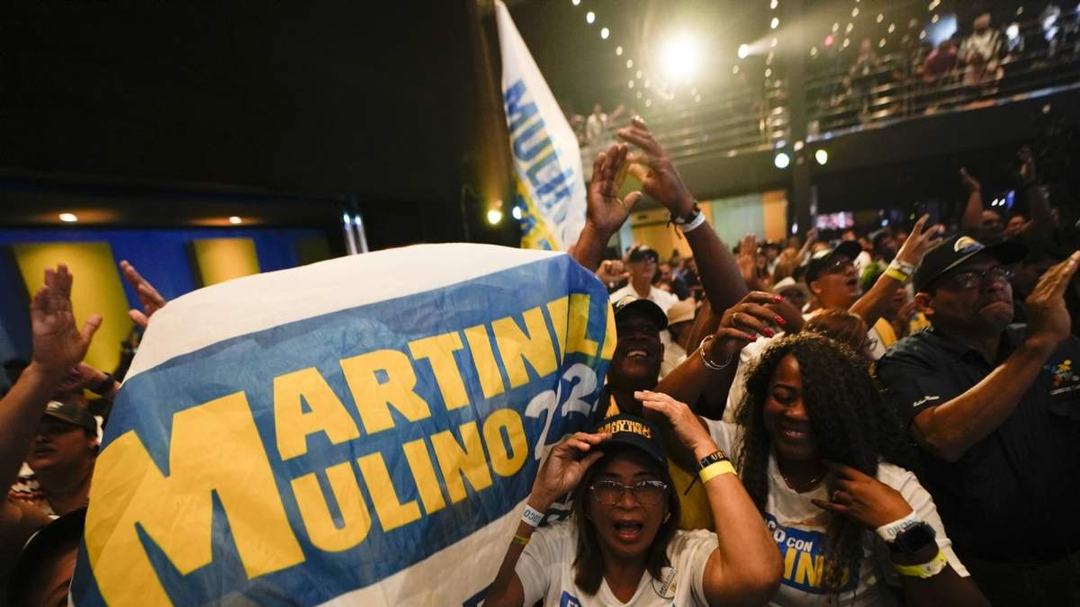Simpatizantes del candidato presidencial de Realizando Metas, José Raúl Mulino, celebran los resultados preliminares tras el cierre de urnas