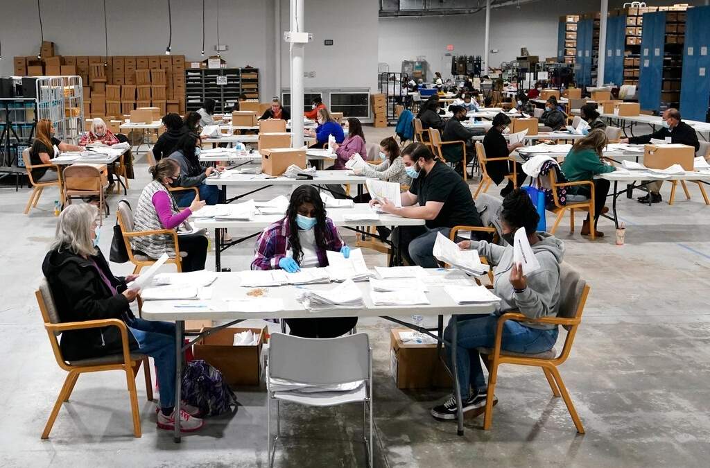 Funcionarios trabajan en la sede electoral del condado de Gwinnett, en Lawrenceville, cerca de Atlanta. Foto: AP John Bazemore