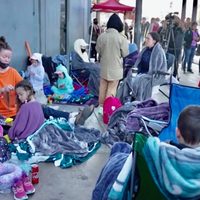 Ucranianos, rusos y bielorrusos instalan campamento en la garita Tijuana-San Ysidro