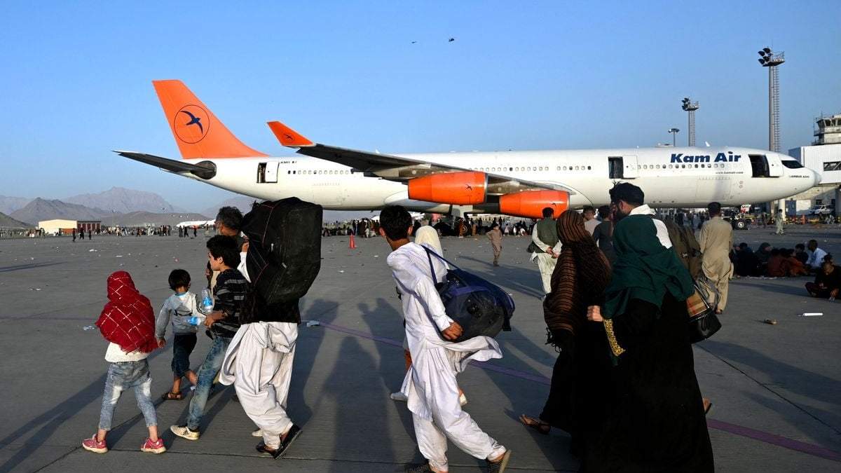 El aeropuerto de Kabul, la esperanza de miles para escapar. Fuente: (Twitter)