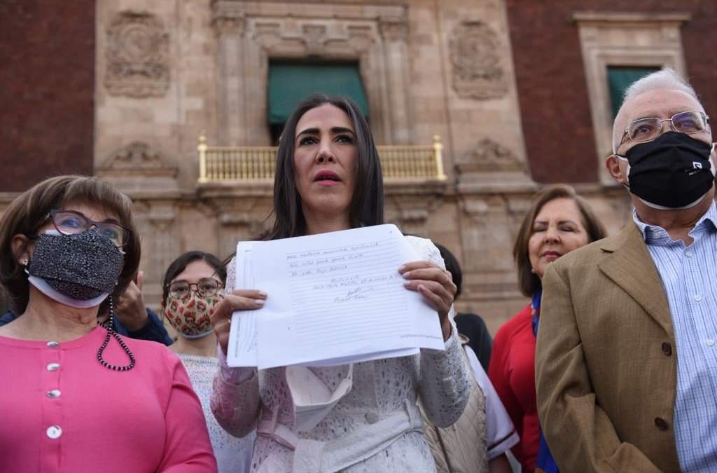 Mariana Moguel, hija de Rosario Robles, leyó una carta frente a Palacio Nacional