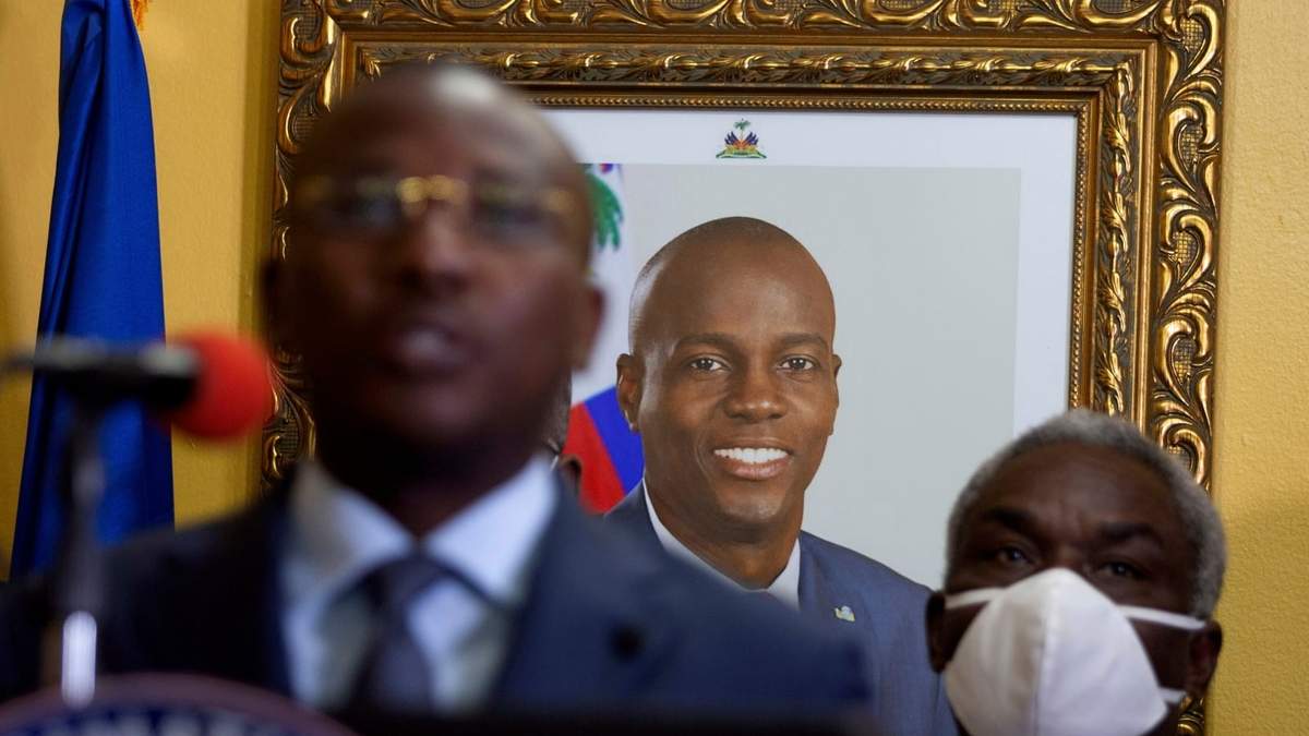 El primer ministro de Haití, Claude Joseph, ofrece una conferencia con el retrato del fallecido presidente, Jovenel Moise, al fondo