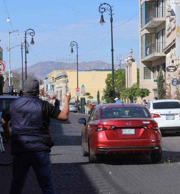 Lanzan huevos al auto de Mario Delgado