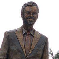 Aseguran que la estatua de Eugenio Derbez en Acapulco será reubicada dentro de un antro