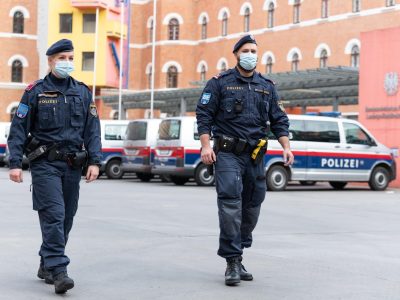Austria se blinda: la Policía custodia a los no vacunados obligados a confinarse
