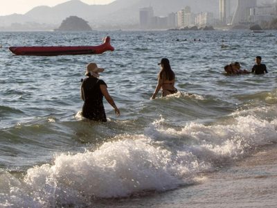 Muere mujer al intentar salvar a su hijo arrastrado por el mar en playa de Oaxaca