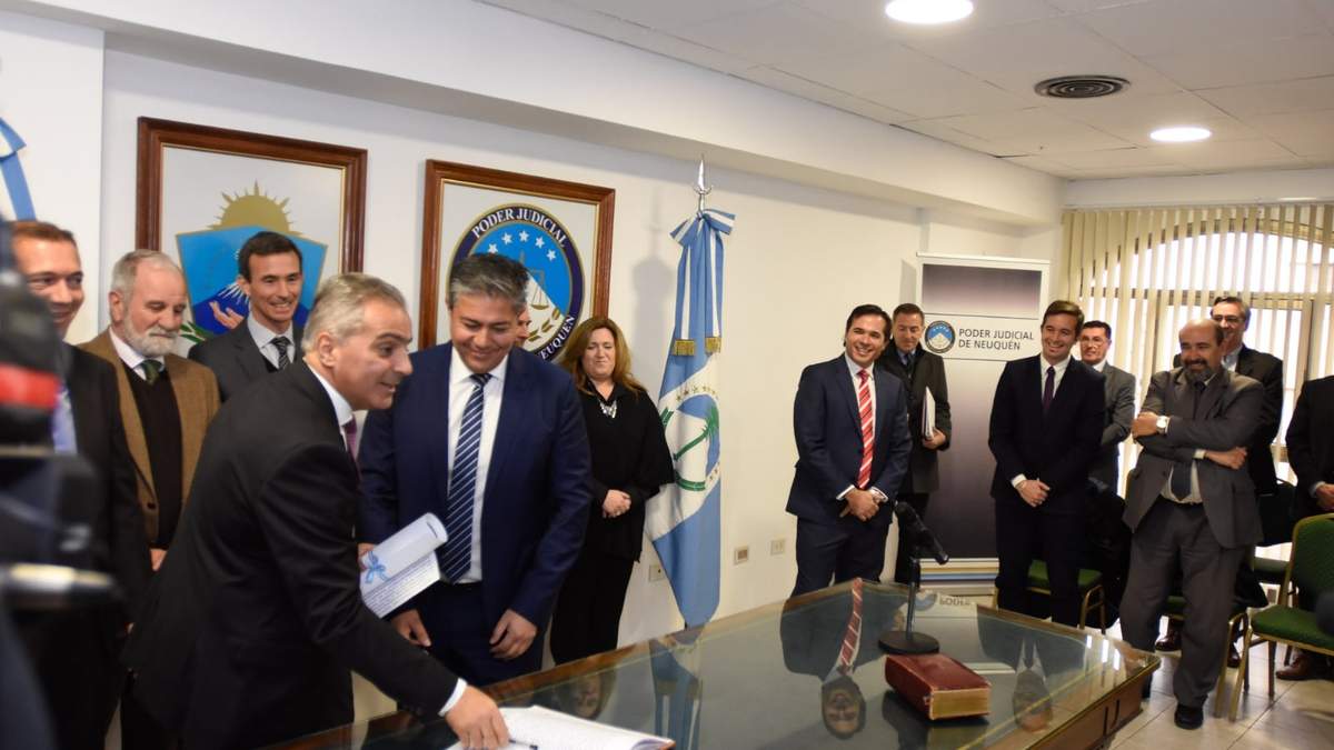 Funcionarios gubernamentales en una visita al TSJ. Fuente: (Twitter)