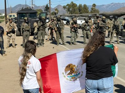 Manifestantes y agentes federales se enfrentan durante redada en una granja de California