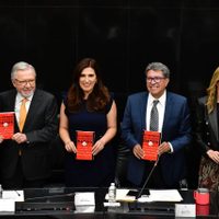 En el Senado, Monreal participa en presentación de libro sobre las “mentiras” de AMLO