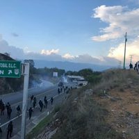 Policías estatales desalojan a maestros que realizaban bloqueo en Chiapas