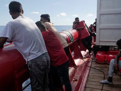 Un barco con 230 refugiados llega a Francia luego de que Italia les cerrara la frontera