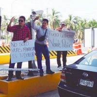 Liberan caseta de la autopista Colima-Manzanillo; circulan gratis 3 mil autos