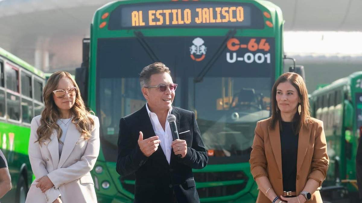 Pablo Lemus, gobernador de Jalisco, habla frente a unidades de transporte público