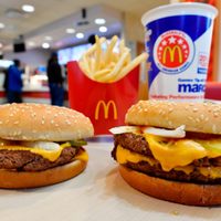McDonald’s invierte 100 millones de dólares para recuperar clientes tras brote de E. coli
