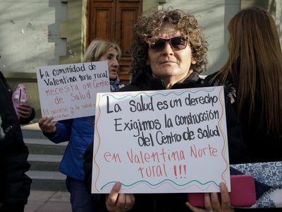Vecinos y trabajadores de Valentina Norte Rural reclamaron por el Centro de Salud frente a Casa de Gobierno