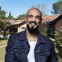 Entre árboles añosos y mucha tranquilidad, Abel Pintos disfruta de su cálida residencia familiar