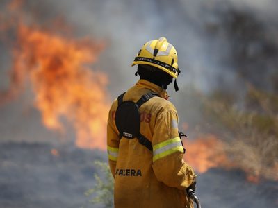 Bomberos luchan por extinguir un incendio forestal en el norte de Córdoba