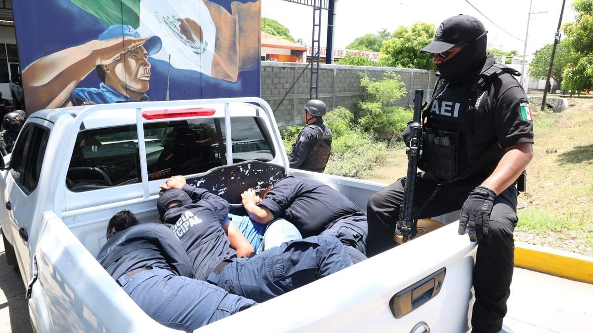 Elementos de la AEI detienen a policías municipales de Juchitán por sus posibles nexos con el crimen organizado