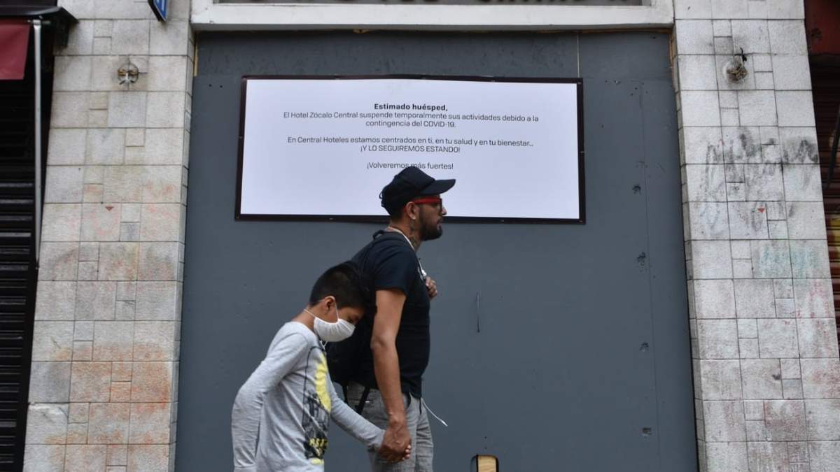 Un hombre camina junto a su hijo