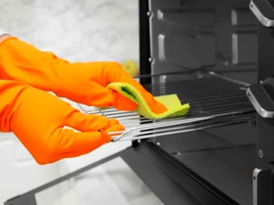 No gastes en productos carísimos, la fórmula casera y natural para limpiar tu horno eléctrico en menos de 10 minutos