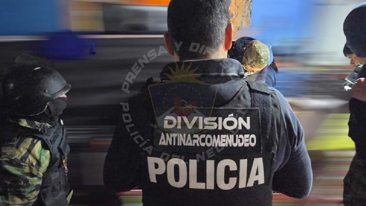 Agentes de la división Antinarcomenudeo durante el allanamiento de este jueves 17. Fuente (Policía de Neuquén)