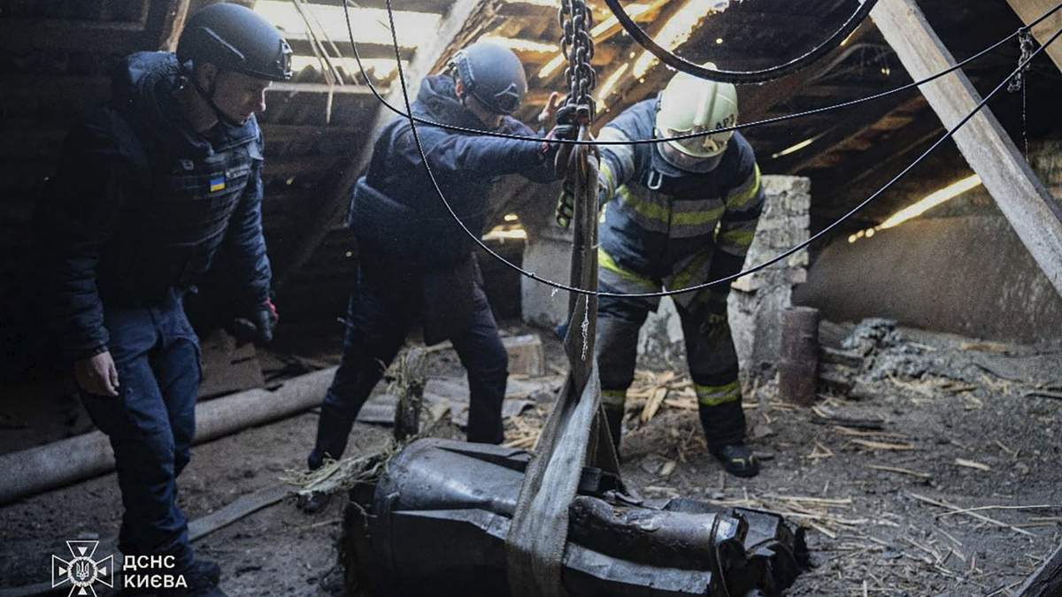 Personal de emergencia saca parte de un misil ruso que golpeó una casa en Kiev, Ucrania