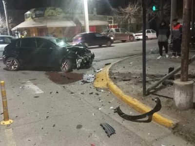 Impactante choque en el Bajo neuquino; uno de los autos fue a parar a la vereda