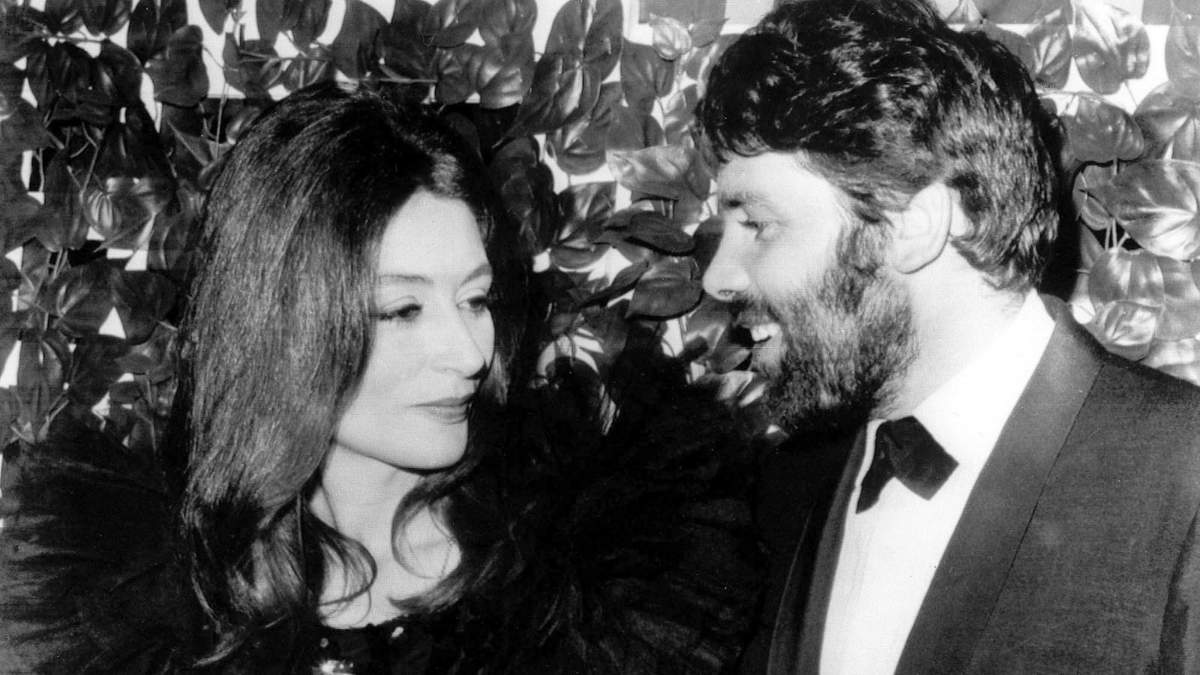 La actriz francesa Anouk Aimée posa con su esposo el compositor Pierre Baruch tras recibir el Globo de Oro
