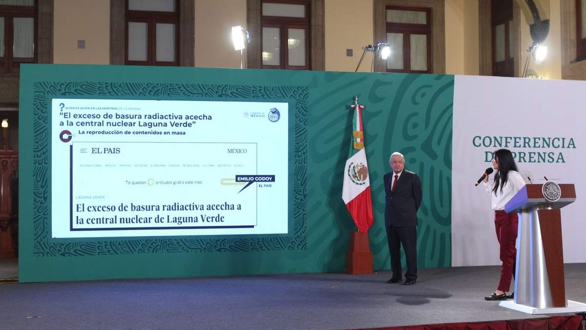 El presidente Andrés Manuel López Obrador y Ana Elizabeth García Vilchis muestran una nota del diario El País