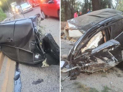 Auto queda partido a la mitad tras chocar contra un árbol en Jalisco; reportan grave a conductor